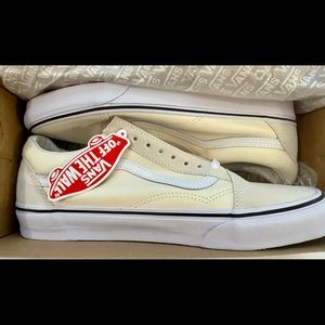 **BRAND NEW** MEN’S Vans Old Skool Shoe, Size 11.5 in classic white/true white.